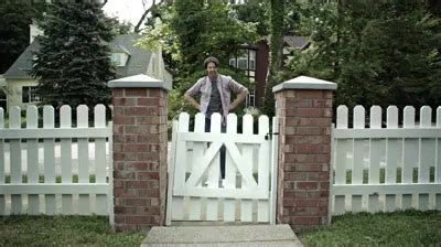 Gorilla Helps Fix A Broken Fence